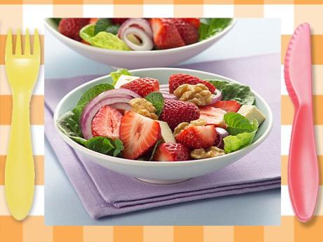 Ensalada de fresas y nueces. Receta sana para niños