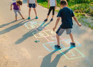 Juego de la Rayuela. Cómo jugar con los niños