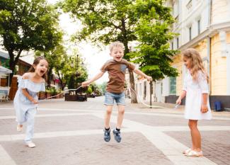 Juego de saltar a la comba. Juegos populares para niños