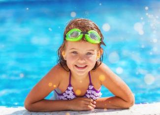 Consejos de seguridad para los niños en la piscina o el mar