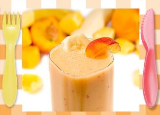 Smoothie de melocotón y plátano. Postres con frutas para niños