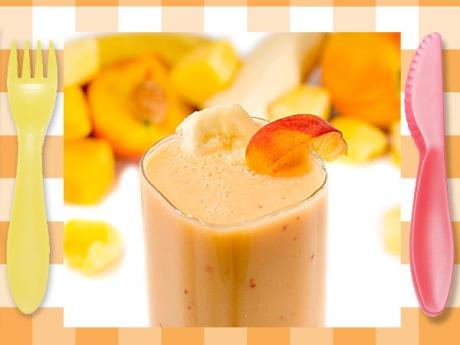 Smoothie de melocotón y plátano. Postres con frutas para niños