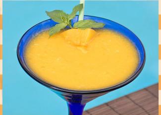 Batido de mango y coco. Receta de bebida para niños