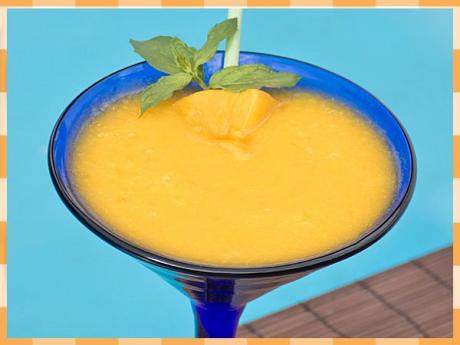 Batido de mango y coco. Receta de bebida para niños