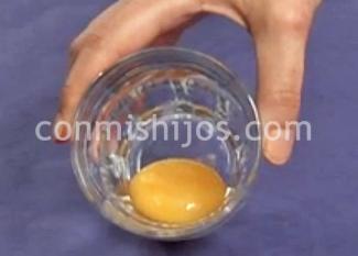 Cómo separar la clara de la yema. Experimentos con huevos