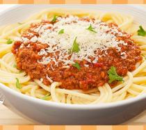 Espaguetis a la boloñesa. Receta tradicional italiana