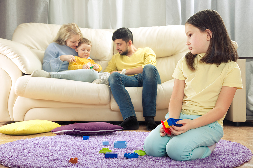 Hermana mayor ayudando a su hermano pequeño a prepararse para la escuela