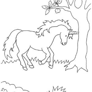 Unicornio bajo el árbol para pintar