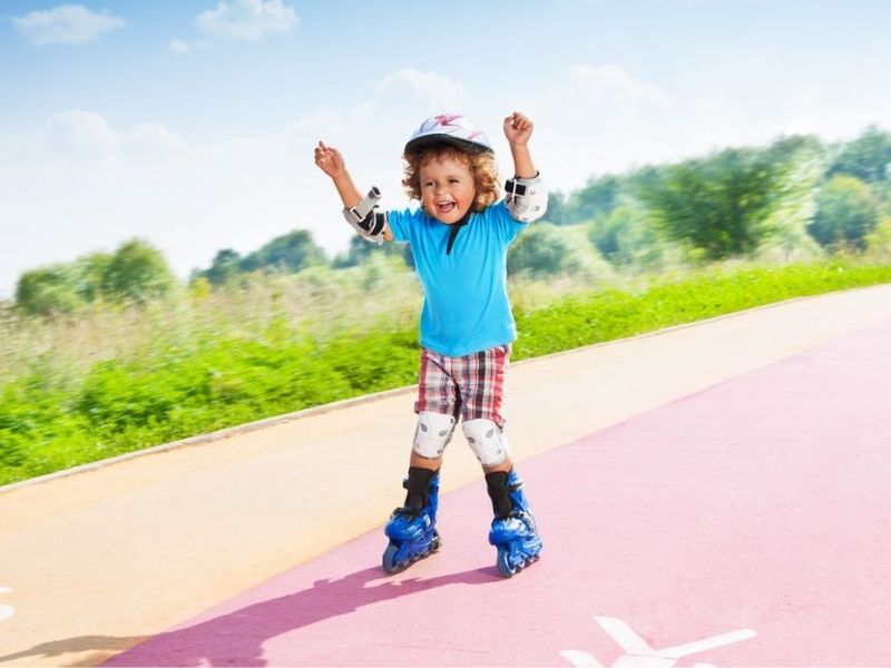 niños patinando 