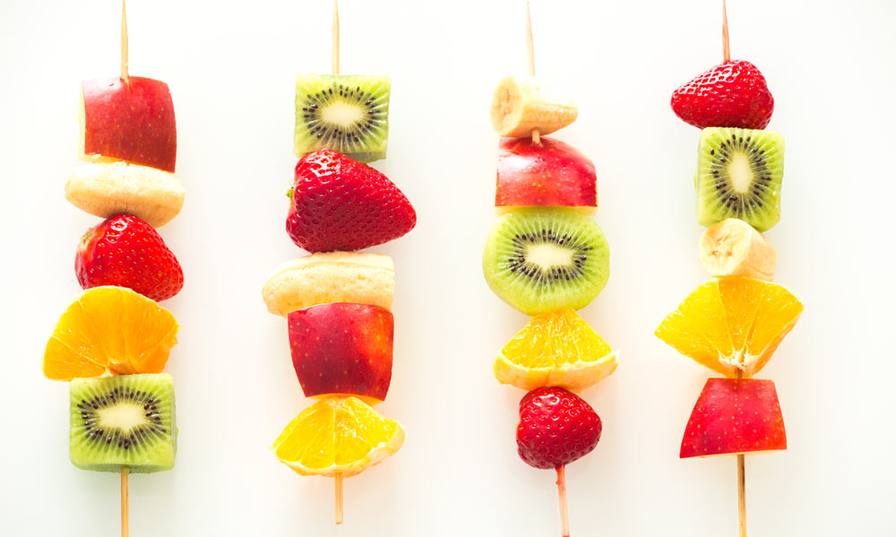 brochetas de frutas para meriendas infantiles