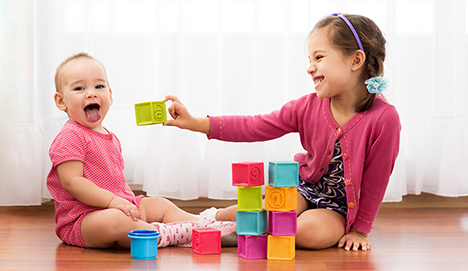 LOS JUGUETES SON PROPIEDAD LANZADO. Niña De Bebé (9 Meses) Jugando