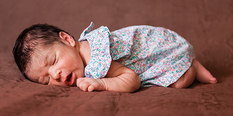 Bebé recién nacido niño en cama. Niño recién nacido duerme bajo