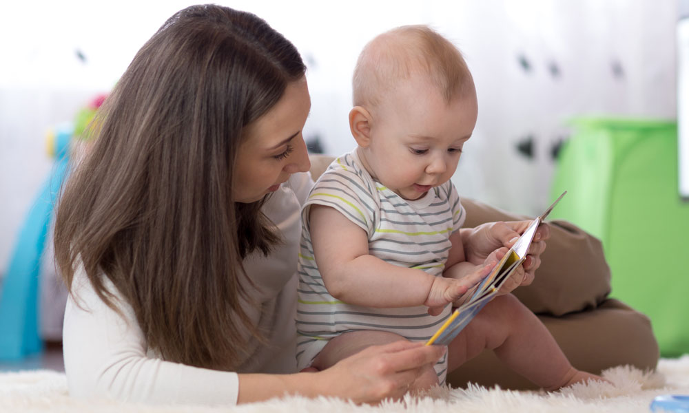 Estimular al bebé con el libro adecuado en el momento ideal