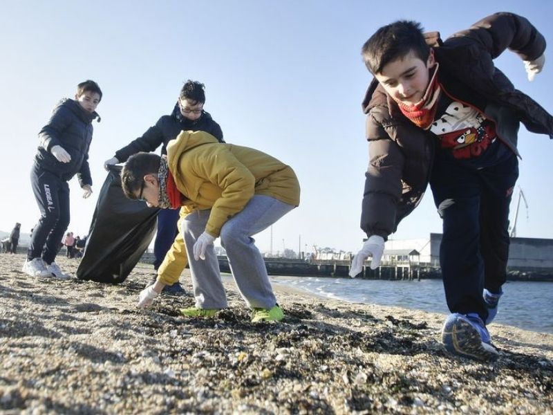 niños limpiando playas