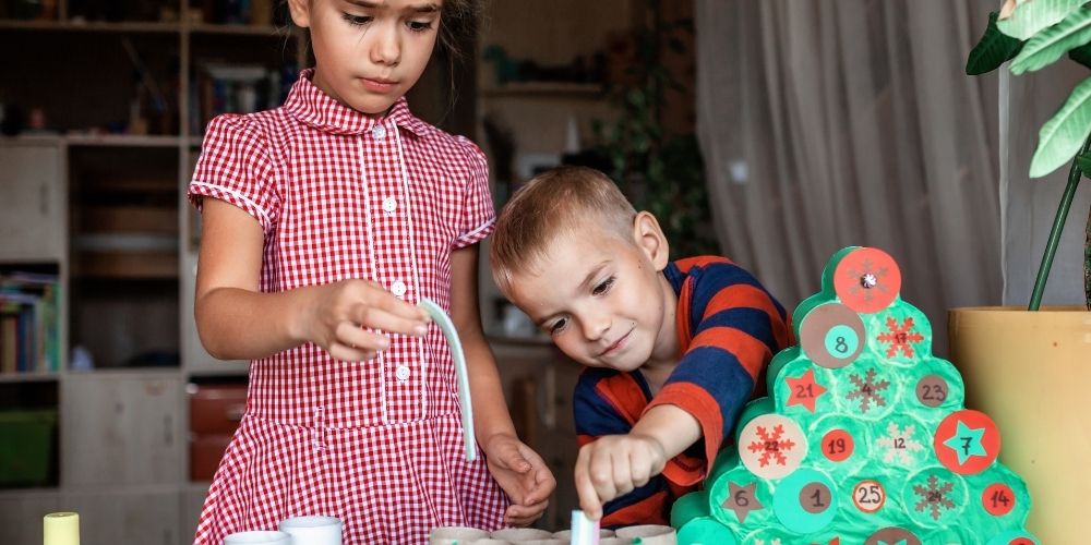 Calendario de adviento con rollos de papel