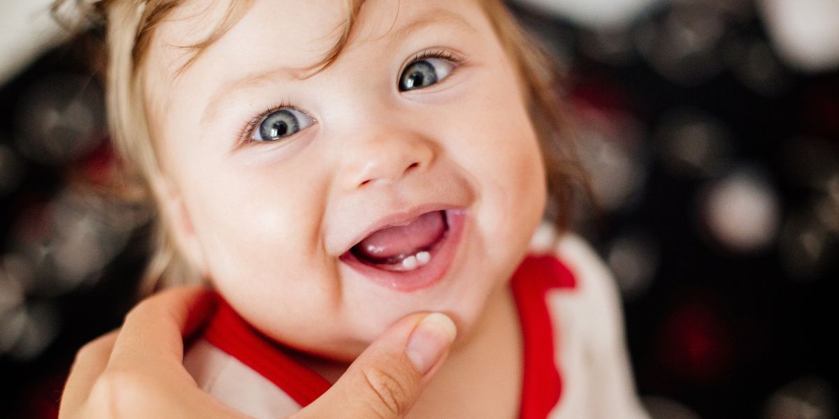 Cómo aliviar el dolor de la salida de los dientes