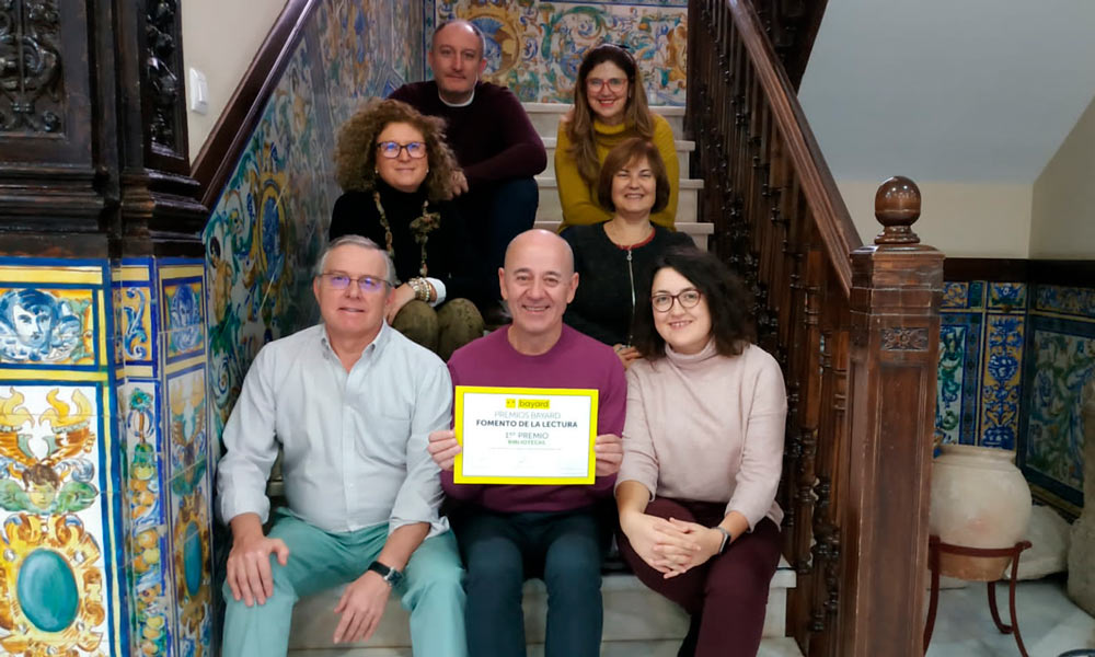 Diego Villar y el equipo de la Biblioteca de Martos