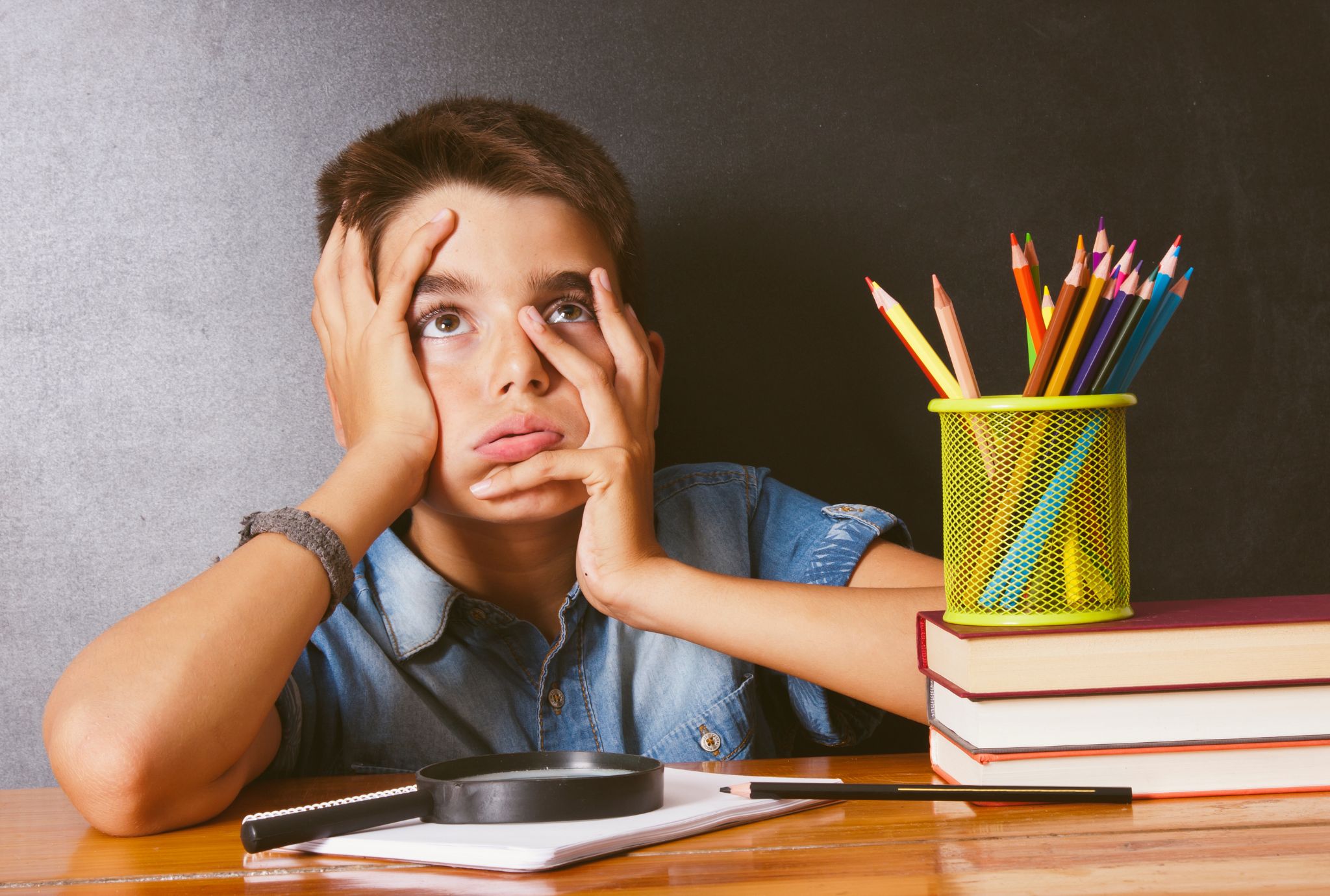 Cómo ayudar a un niño que se distrae al estudiar