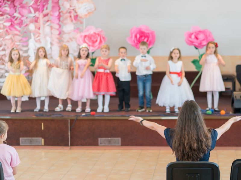 El espectáculo de fin de curso de los niños: lo que debemos hacer y lo que no