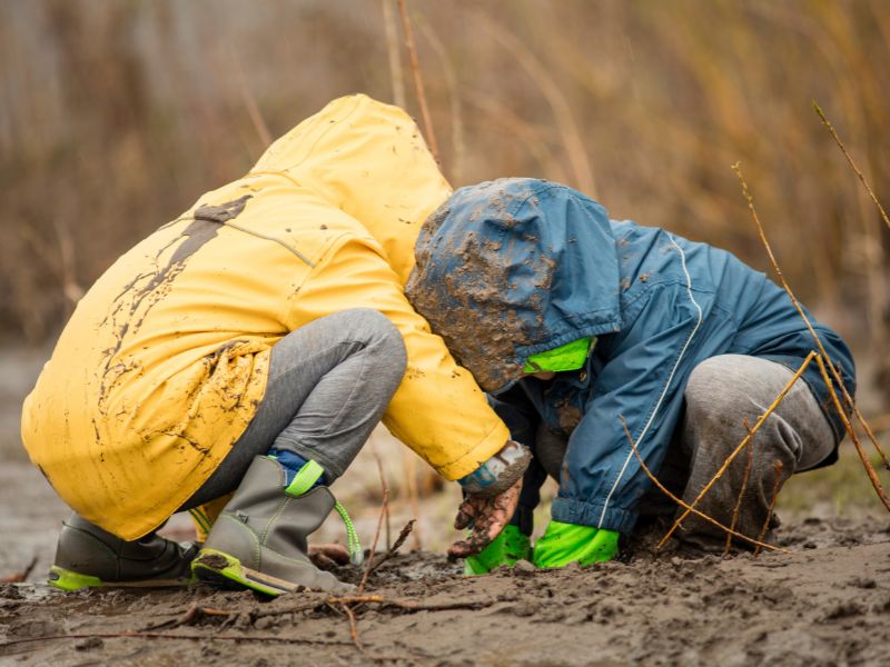 Por qué debes dejar que tus hijos jueguen en el barro