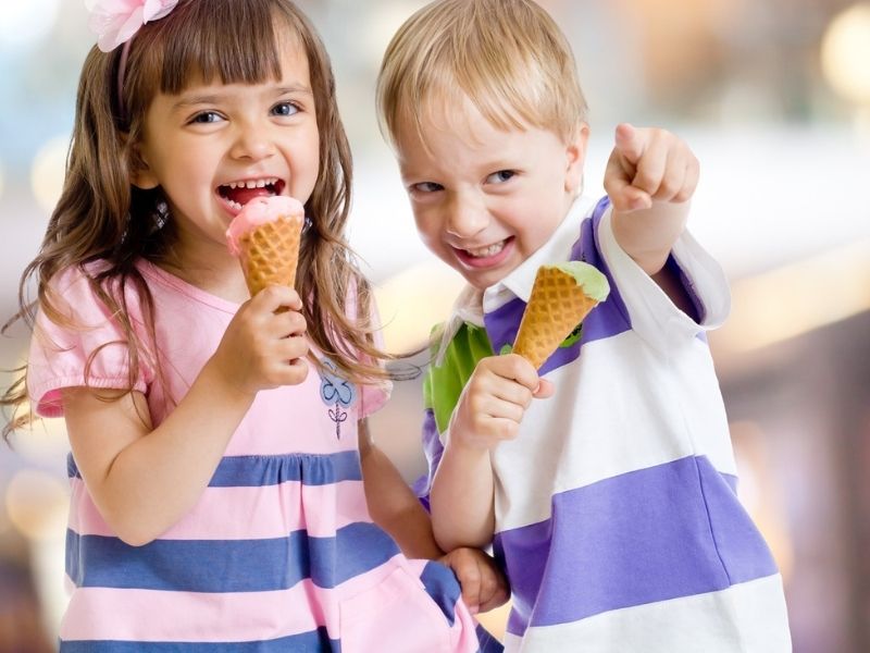 niños tomando un helado 
