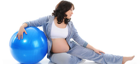 😯 Estiramiento ideal sobre el fitball en embarazadas🤰🏽 #embarazo #