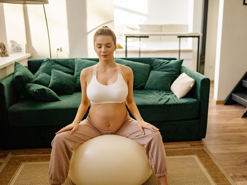 Ejercicios de estiramientos con pelota para la mujer en el embarazo   Pilates embarazadas, Ejercicios para embarazadas, Ejercicios con pelota