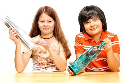 Experimento infantil de una bola en el cuello de la botella materiales