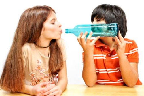 Experimento infantil de una bola en el cuello de la botella paso 4