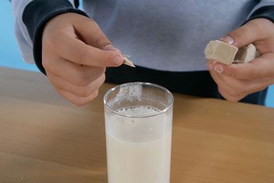 Experimento infantil del fantasma de la botella paso 2