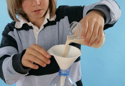 Experimento infantil del fantasma de la botella paso 3