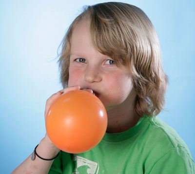 Experimento infantil de la fuerza del aire paso 1