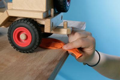 Experimento infantil de la fuerza del aire paso 3