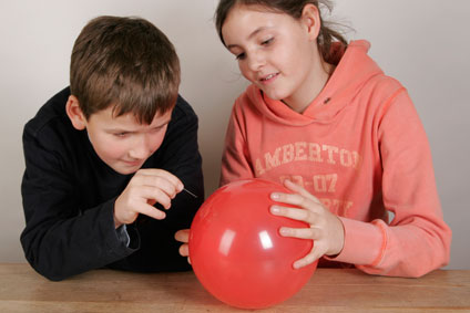 Experimento infantil de globo que no explota paso 2