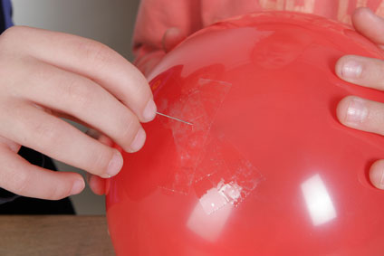 Experimento infantil de globo que no explota paso 4