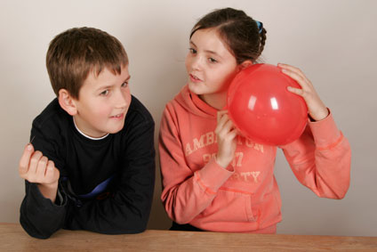 Experimento infantil de globo que no explota paso 2