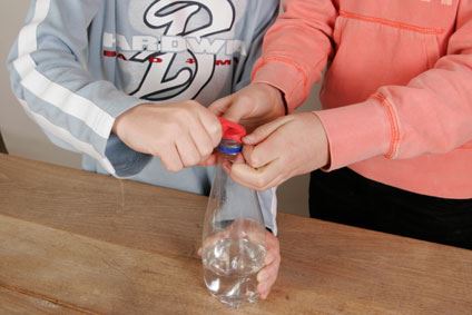 Experimento infantil de inflar un globo sin soplar paso 3