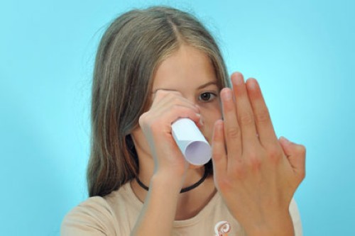 Experimento infantil para mirar a través de la mano paso 2