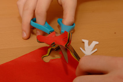 Experimento infantil para hacer volar hombrecillos de papel paso 2