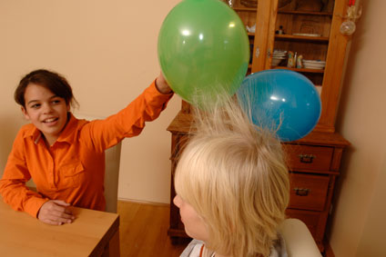 Experimento infantil para hacer volar hombrecillos de papel paso 3