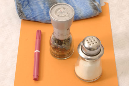Experimento infantil para mezclar y separar sal y pimienta, materiales