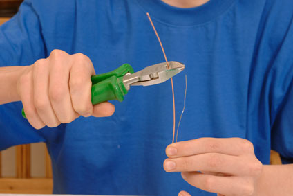 Experimento infantil de pila con limón paso 2