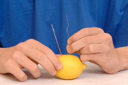 Experimento infantil de pila con limón paso 3