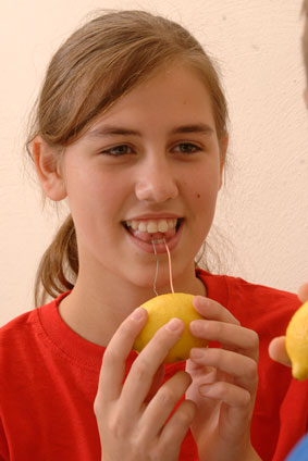 Experimento infantil de pila con limón paso 4