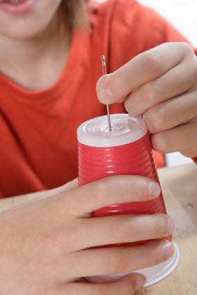 Experimento infantil de teléfono con vasos paso 1