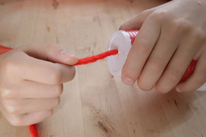 Experimento infantil de teléfono con vasos paso 2