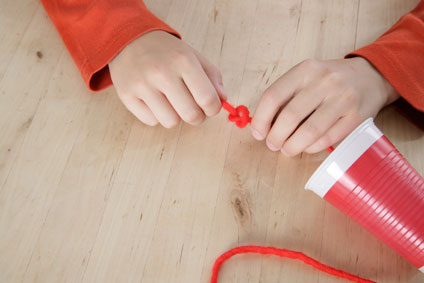 Experimento infantil de teléfono con vasos paso 3 y 4