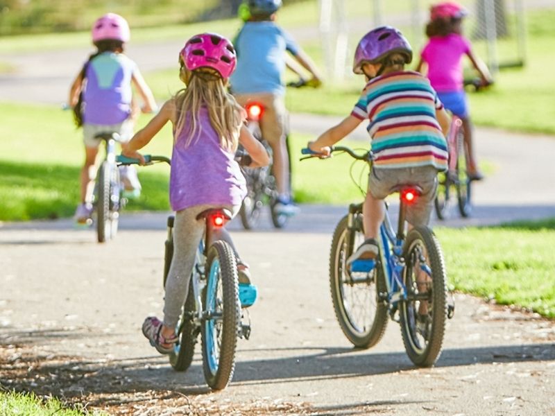 niños paseando en bici 