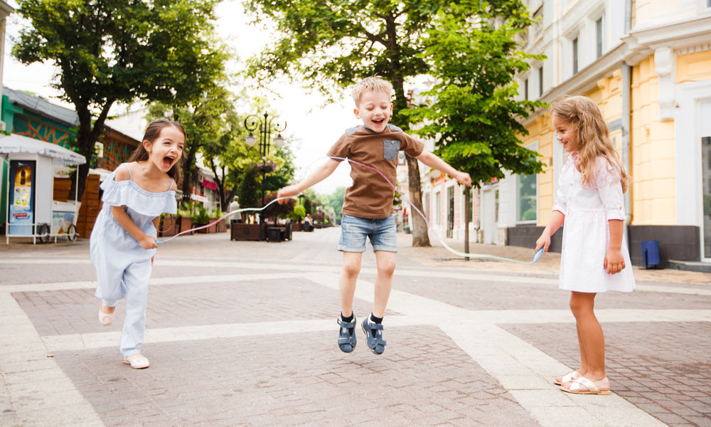 Juego de saltar a la comba. Juegos populares para niños