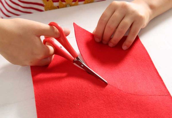 Manualidad infantil para fabricar adornos de Navidad con duendes paso 1